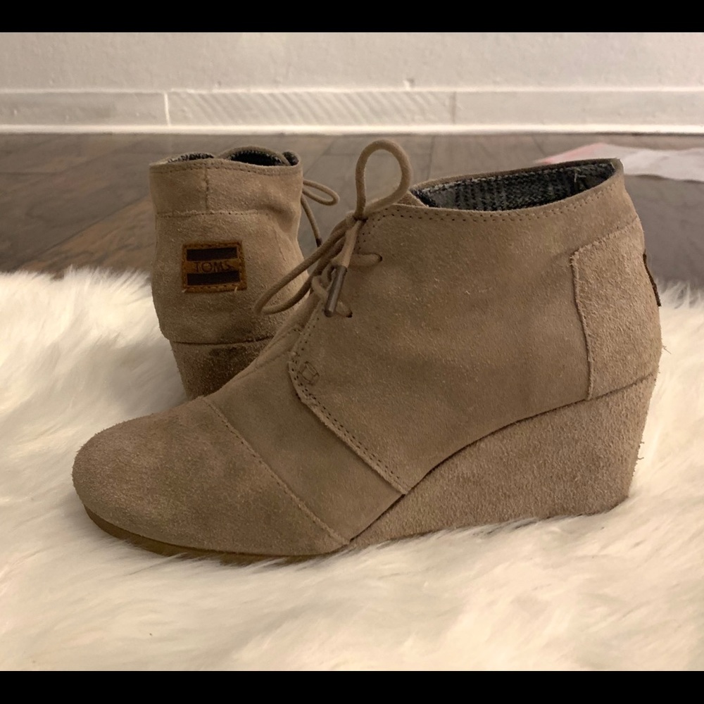 TOMS tan suede booties 9 lace up